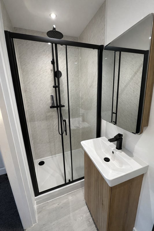 Room 1 en suite with shower